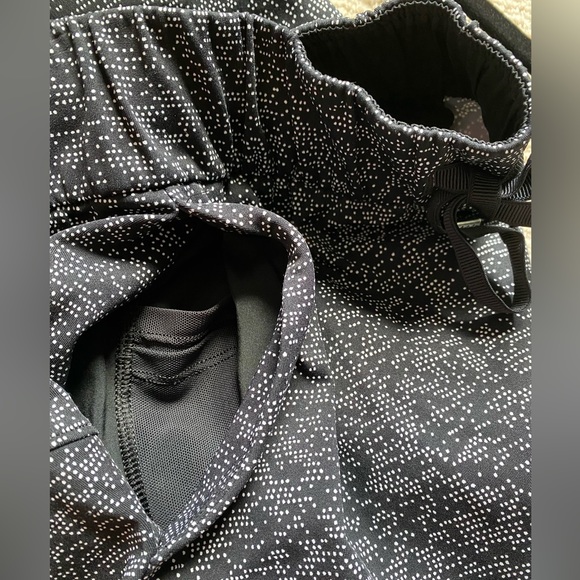 Lululemon On the Fly Mid-Rise Short 2.5” sound wave white black/black size 6 - Picture 4 of 7